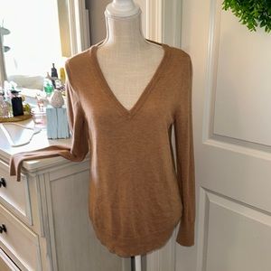 M soft lightweight camel colored v-neck sweater EUC light enough for spring